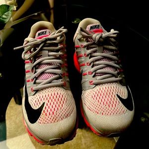 NIKE Air Max! Womens Size 7
